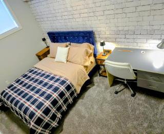 Private Luxury Retreat - King Bed - Full Kitchen - 4