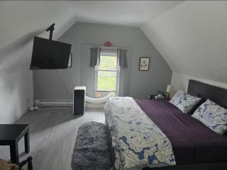 Niagara Falls Home - Private Deck - Quick Walk to Falls - King Suite - 5