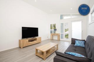 Sanctuary Blue Pet Friendly 5 Mins to Hyams Beach - 0