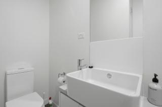 Warwick 1 Stylish Hobart Retreat - 3
