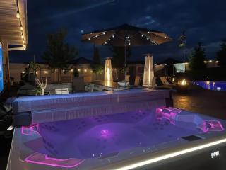 Sunny Days Await Seasonal Pool & Hot Tub Retreat - 2