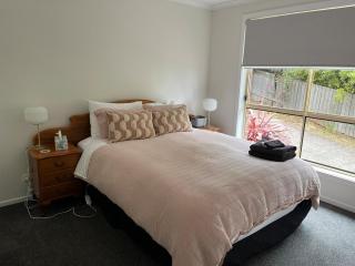 Cheerful 2-bedroom home with free wi-fi - 7