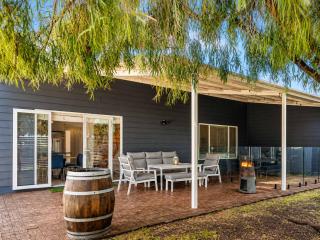 Pepper Cottage - Easy Beachside Living Close to Town - 0