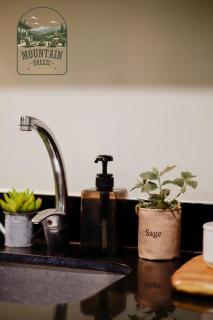 Mountain Breeze Getaway - 6