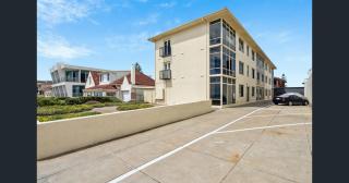entire esplanade 2br stay - 1