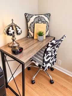 Black-white Rm By Yale U - 9