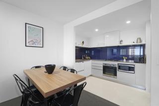 Ocean View Circle on Cavill 2BR Apartment - 8