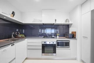 Ocean View Circle on Cavill 2BR Apartment - 7