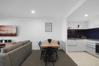 Ocean View Circle on Cavill 2BR Apartment - 6