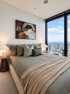 Sky-High Brisbane Pool Spa Gym & City Views - 1