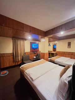 Hotel Green Hills - Prime Location on MG Marg - 9