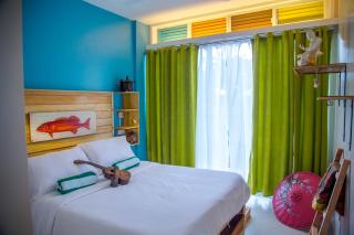 Flotsam and Jetsam Artist Beach Hostel - San Juan - 0