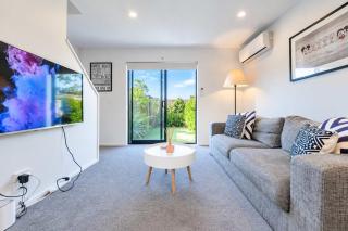 Central Gloucester Escape Stylish 2BR Townhouse - 5
