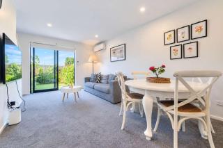 Central Gloucester Escape Stylish 2BR Townhouse - 7