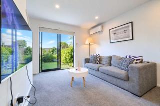 Central Gloucester Escape Stylish 2BR Townhouse - 3