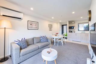 Central Gloucester Escape Stylish 2BR Townhouse - 8