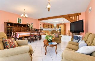 3 Bedroom Cozy Home In Creances - 8