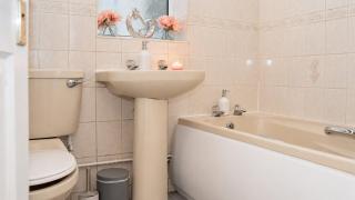 Comfy Coventry House 2 Double Bedrooms, Sleeps 4 - 7