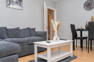 Comfy Coventry House 2 Double Bedrooms, Sleeps 4 - 4