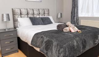 Comfy Coventry House 2 Double Bedrooms, Sleeps 4 - 1