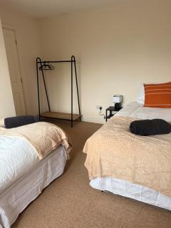 4-Bed House - Ideal for Families & Groups - Free Parking - 9