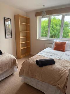 4-Bed House - Ideal for Families & Groups - Free Parking - 8