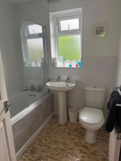 4-Bed House - Ideal for Families & Groups - Free Parking - 5