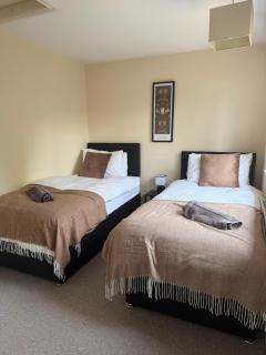 4-Bed House - Ideal for Families & Groups - Free Parking - 4