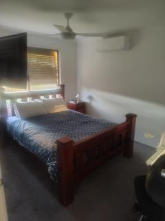 Private Queen Bed close to all amenities Room 3 - 8