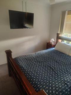 Private Queen Bed close to all amenities Room 3 - 3