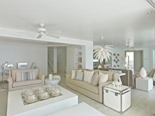 Modern Luxury Beachfront Vacation Home - Footprints - 7