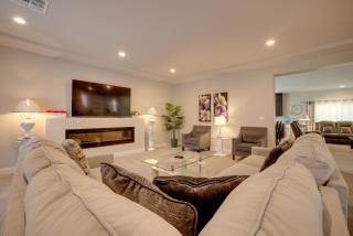Multi-Level Group Haven! 9 Mi to Allegiant Stadium - 1