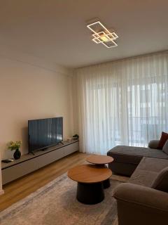 Modern & Cozy Apartment - 8