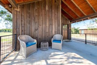 Couples Glamping Cabin for a Romantic Escape near Magnolia - 9