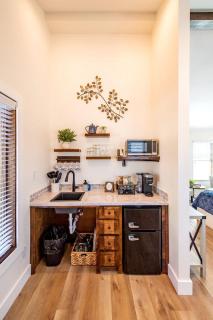 Couples Glamping Cabin for a Romantic Escape near Magnolia - 8
