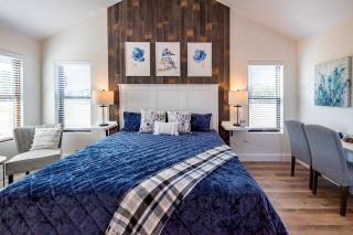 Couples Glamping Cabin for a Romantic Escape near Magnolia - 5