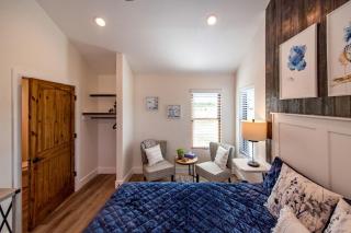 Couples Glamping Cabin for a Romantic Escape near Magnolia - 4