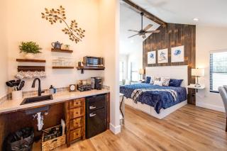 Couples Glamping Cabin for a Romantic Escape near Magnolia - 1