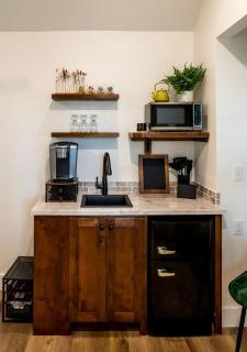 Charming Treehouse for Glamping Trips near Magnolia, Texas - 6