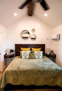 Charming Treehouse for Glamping Trips near Magnolia, Texas - 3