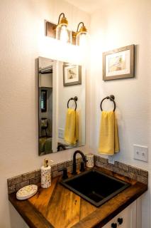 Charming Treehouse for Glamping Trips near Magnolia, Texas - 1