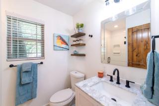 Elm Mott Tree House for Glamping near Magnolia, Texas - 4