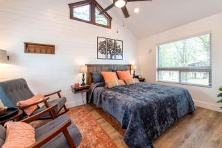 Elm Mott Tree House for Glamping near Magnolia, Texas - 3