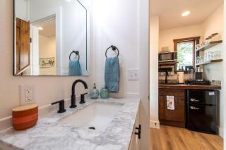 Elm Mott Tree House for Glamping near Magnolia, Texas - 2