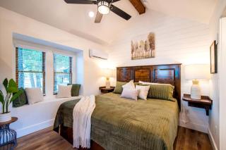 Cute Cabin for Two, Perfect for Memorable Glamping Escapes in Waco, Texas - 4