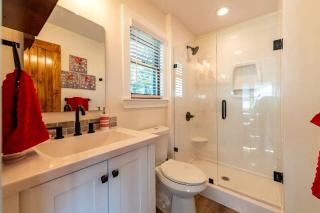 Cute Cabin for Two, Perfect for Memorable Glamping Escapes in Waco, Texas - 2