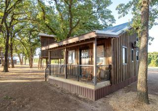 Cute Cabin for Two, Perfect for Memorable Glamping Escapes in Waco, Texas - 1
