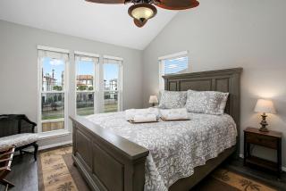 Fabulous Waterfront Home with Private Boat Ramp and Gorgeous Bay Views in League City, Texas - 5