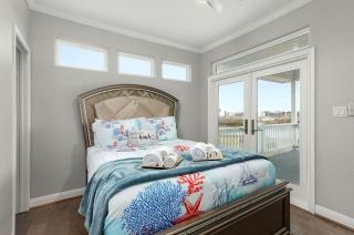Beautiful Modern Vacation Rental with Blissful Bay Views for a Relaxing Escape in League City, Texas - 6