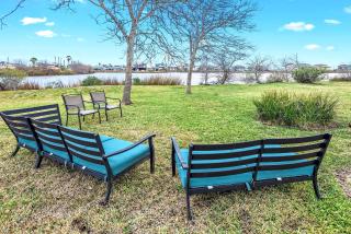 Beautiful Modern Vacation Rental with Blissful Bay Views for a Relaxing Escape in League City, Texas - 2